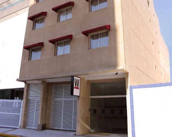 O buffet de café da manhã possue deliciosas opções, incluindo pães, biscoitos, frios, cereais, frutas, bolos, geléias, mel, iogurte, sucos, ovos mexidos, leite, café, chás e achocolatado.
